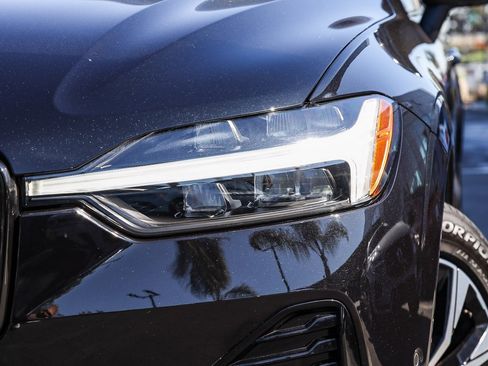 Used 2025 Volvo XC60 B5 Plus image 2