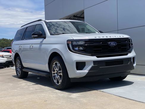 Used 2025 Ford Expedition Active AWD/4WD image 2