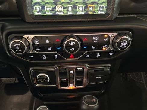 Used 2019 Jeep Wrangler Unlimited Sahara w/ Uconnect 4C Nav & Sound Group AWD/4WD image 23