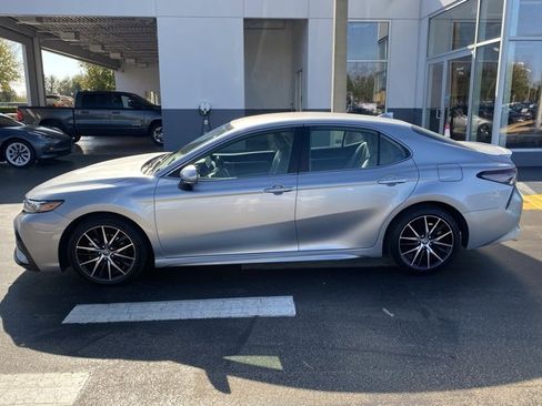 Used 2023 Toyota Camry SE image 5
