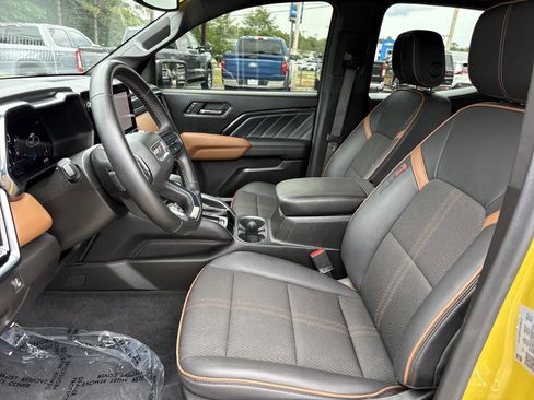 Used 2024 GMC Canyon AT4 w/ Technology Package AWD/4WD image 11