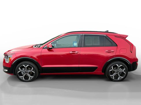 Used 2023 Kia Niro SX Touring image 2