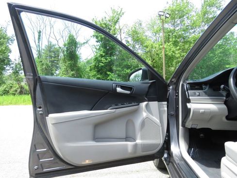 Used 2014 Toyota Camry LE FWD image 9
