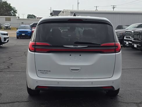 Used 2023 Chrysler Pacifica Touring-L FWD image 56