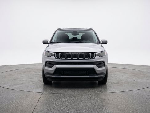 Used 2025 Jeep Compass Limited AWD/4WD image 2