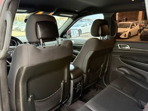 Used 2019 Jeep Grand Cherokee Laredo image 28