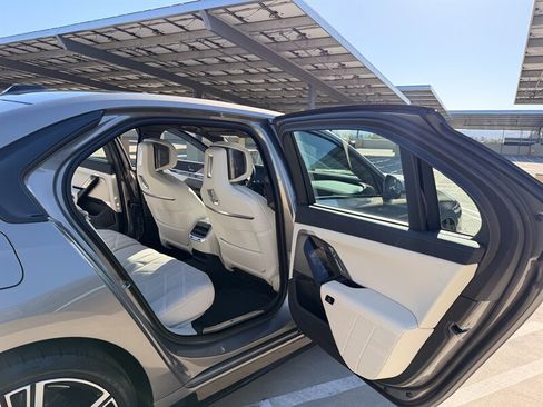 Used 2023 BMW i7 xDrive60 w/ Parking Assistance Package AWD/4WD image 19