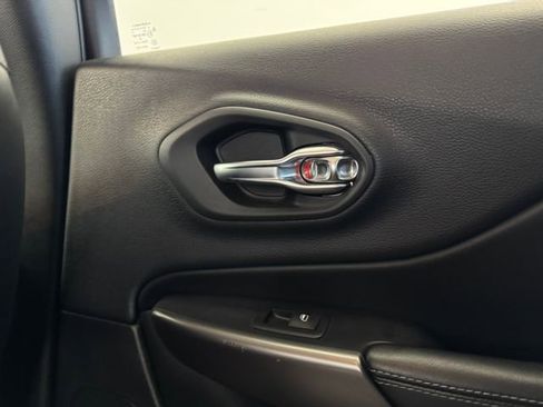 Used 2019 Jeep Cherokee Latitude Plus image 39