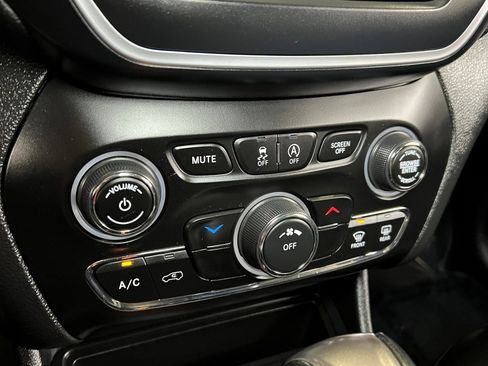 Used 2022 Jeep Cherokee Latitude w/ Sun & Sound Group image 42