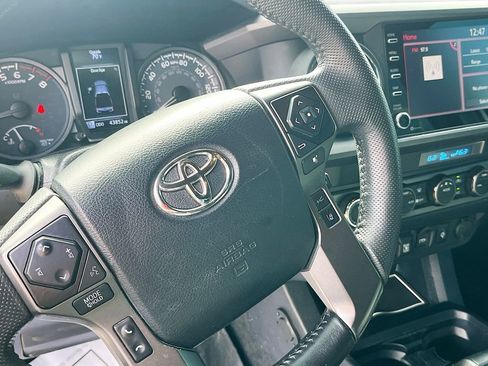 Used 2022 Toyota Tacoma TRD Off-Road w/ Technology Package AWD/4WD image 10