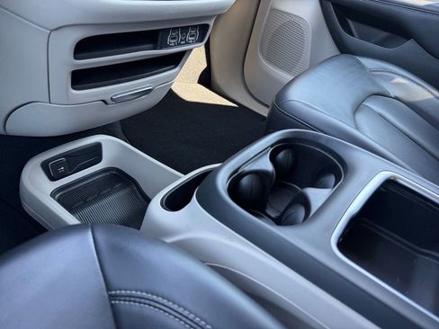 Used 2023 Chrysler Pacifica Touring-L FWD image 25