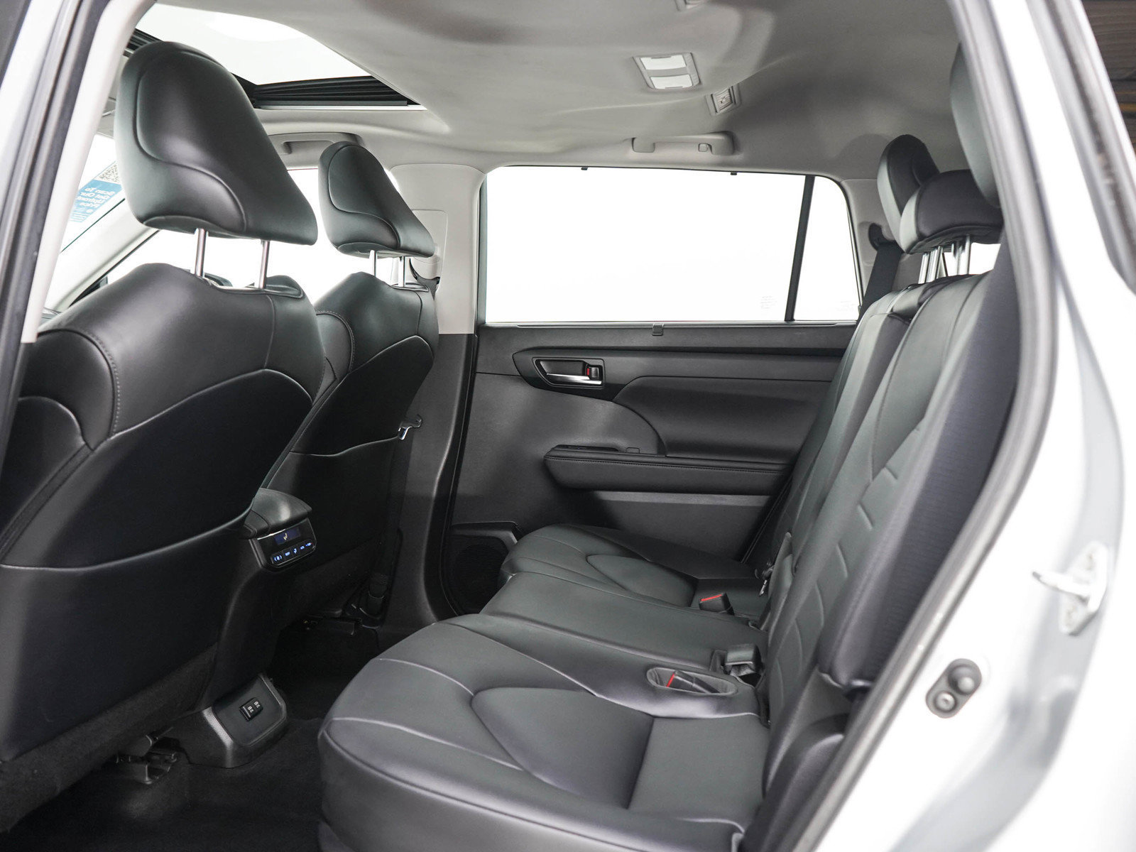 Used 2020 Toyota Highlander XLE AWD/4WD image 16
