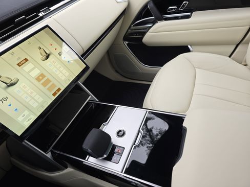 New 2026 Land Rover Range Rover SE image 25