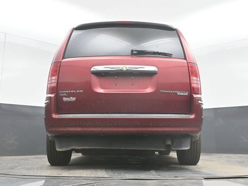 Used 2010 Chrysler Town & Country Limited FWD image 35
