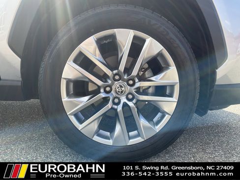 Used 2021 Toyota RAV4 XLE Premium image 33