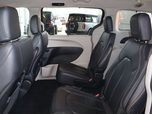 Used 2018 Chrysler Pacifica Touring-L w/ Premium Audio Group FWD image 34