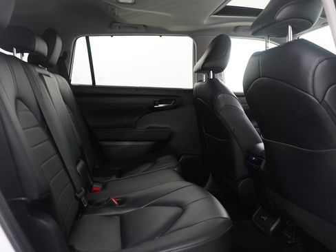 Used 2024 Toyota Highlander XLE AWD/4WD image 12