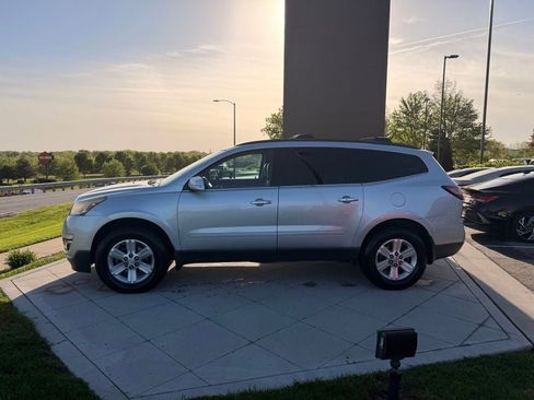 Used 2013 Chevrolet Traverse LT FWD image 2