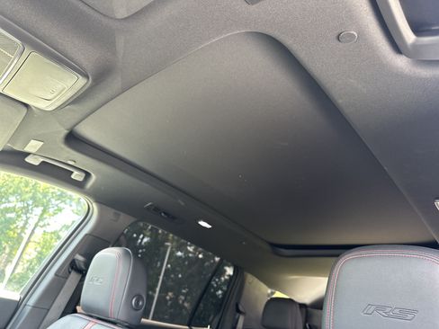 Used 2025 Chevrolet Traverse RS FWD image 28