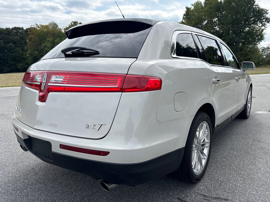 Used 2019 Lincoln MKT AWD image 5