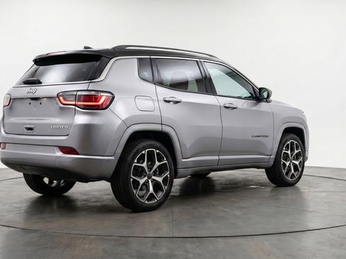 Used 2025 Jeep Compass Limited image 9