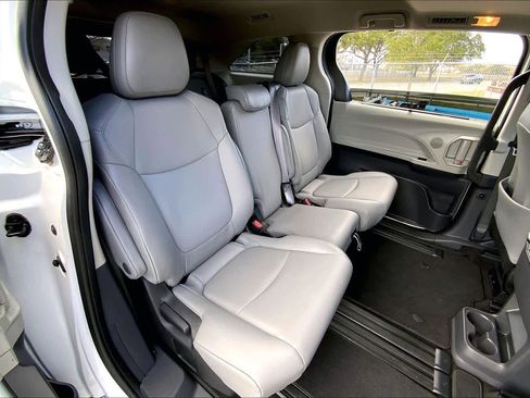 Used 2022 Toyota Sienna XLE image 17