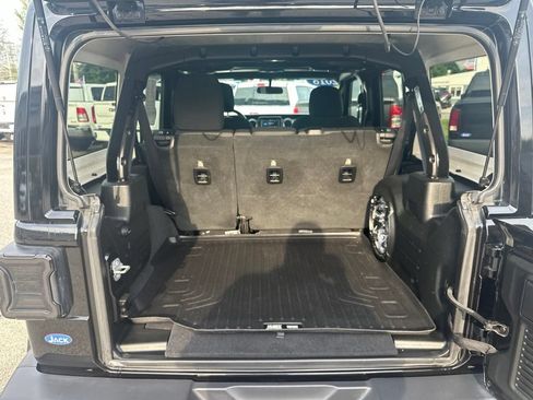 Used 2018 Jeep Wrangler Unlimited Sahara w/ Dual Top Group AWD/4WD image 32