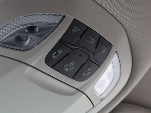 Used 2024 Chrysler Voyager LX image 32