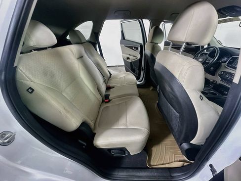 Used 2018 Kia Sorento FWD image 11