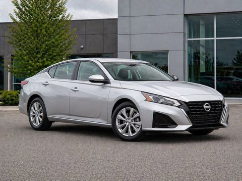 Used 2024 Nissan Altima 2.5 S FWD image 11