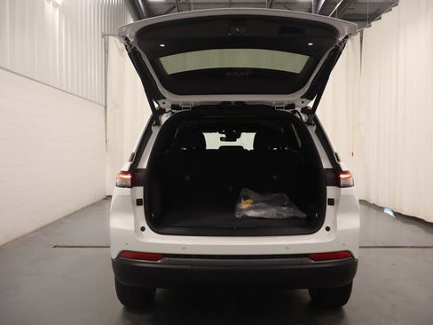 New 2026 Jeep Grand Cherokee Altitude AWD/4WD image 18