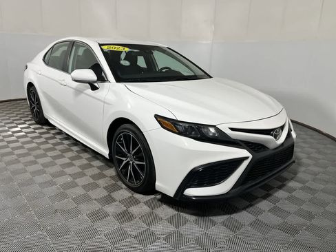 Used 2023 Toyota Camry SE FWD image 2