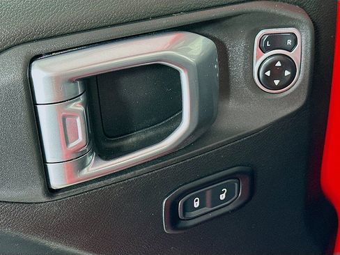 Used 2024 Jeep Wrangler Unlimited w/ Convenience Group AWD/4WD image 19