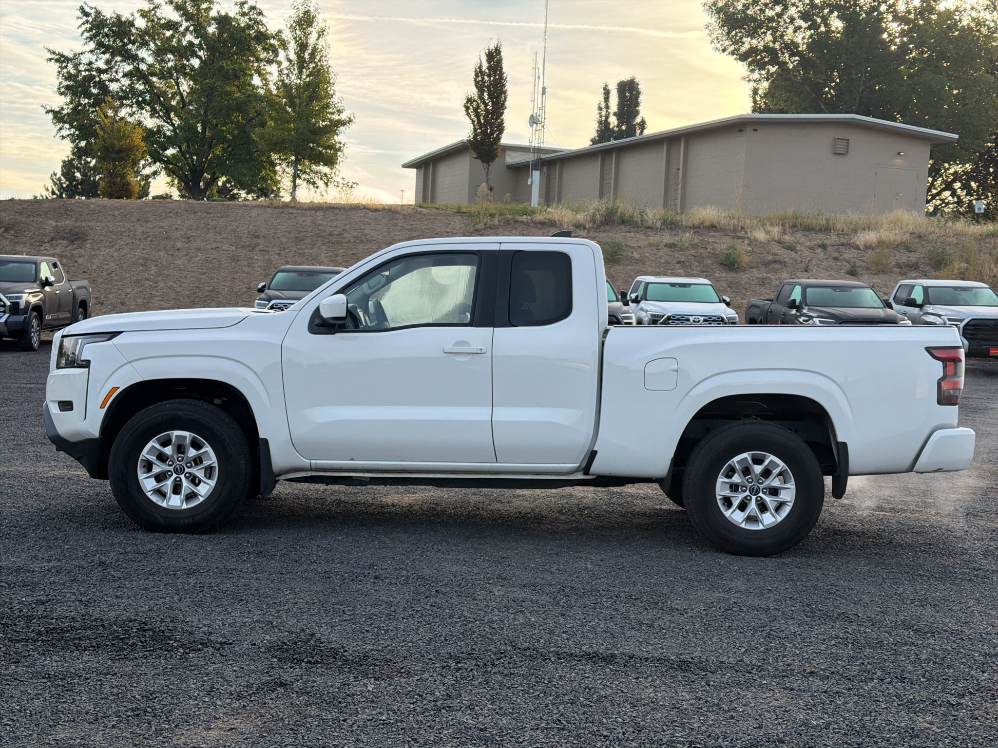 Used 2024 Nissan Frontier SV w/ Technology Package AWD/4WD image 4