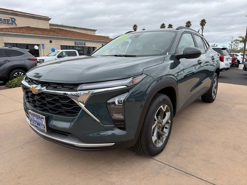 Used 2025 Chevrolet Trax LT FWD image 1