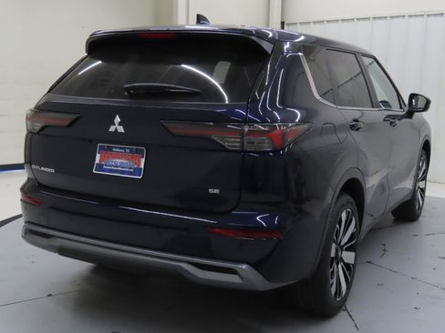 Used 2025 Mitsubishi Outlander SE FWD image 3