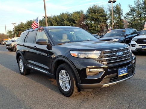 Certified 2022 Ford Explorer XLT w/ Equipment Group 202A image 1