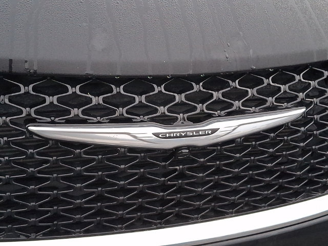Used 2023 Chrysler Pacifica Touring-L FWD image 6