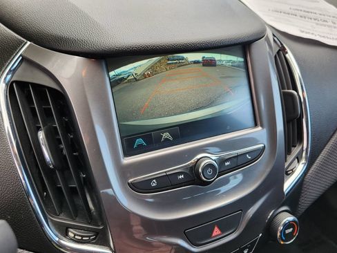Used 2018 Chevrolet Cruze LT FWD image 9