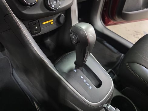 Used 2022 Chevrolet Trax LT w/ LT Convenience Package image 24