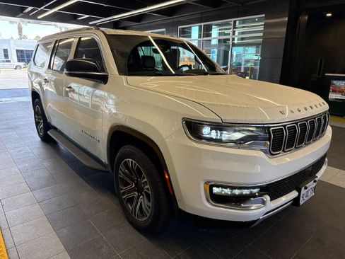 Used 2024 Jeep Wagoneer L Series II RWD image 11