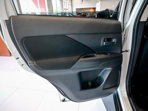 Used 2014 Mitsubishi Outlander SE AWD/4WD image 21