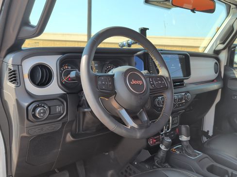 Used 2024 Jeep Gladiator Sport AWD/4WD image 12