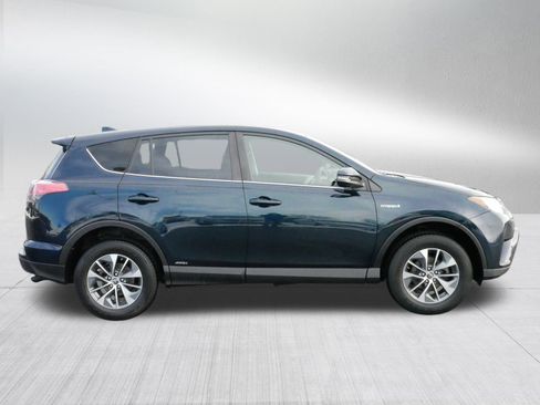 Used 2018 Toyota RAV4 LE image 9