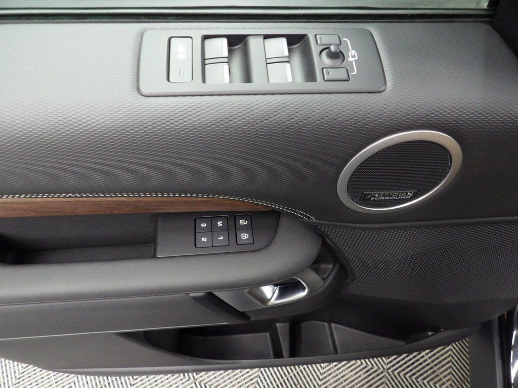 Used 2024 Land Rover Discovery Dynamic SE AWD/4WD image 46