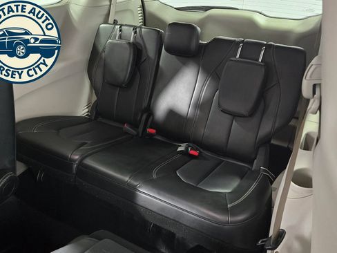 Used 2024 Chrysler Pacifica Limited FWD image 34