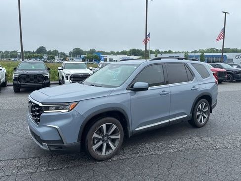 Used 2025 Honda Pilot Touring image 4