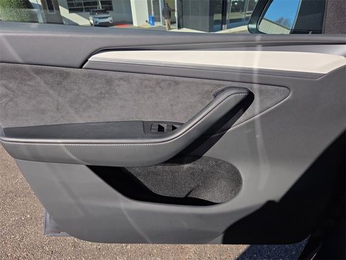 Used 2023 Tesla Model Y Long Range image 17