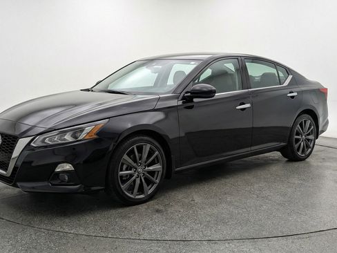 Used 2025 Nissan Altima 2.5 SV image 3