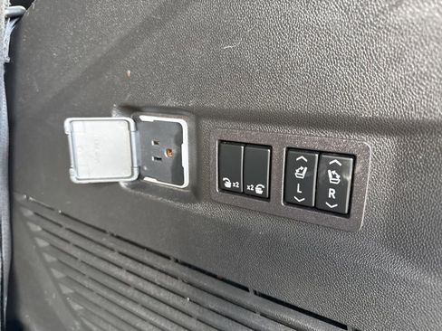 Used 2023 Chevrolet Tahoe Premier AWD/4WD image 44